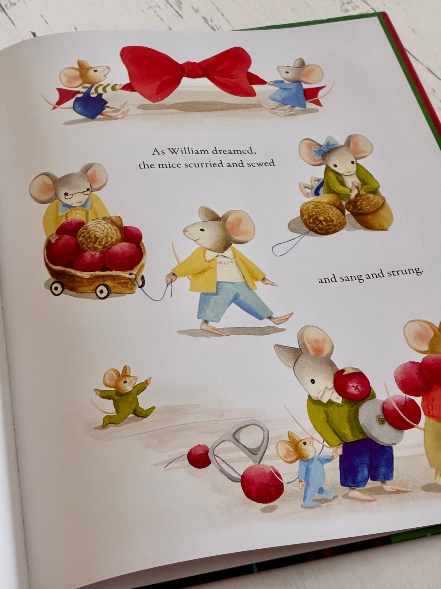 A Mouse Family Christmas by Deborah Underwood