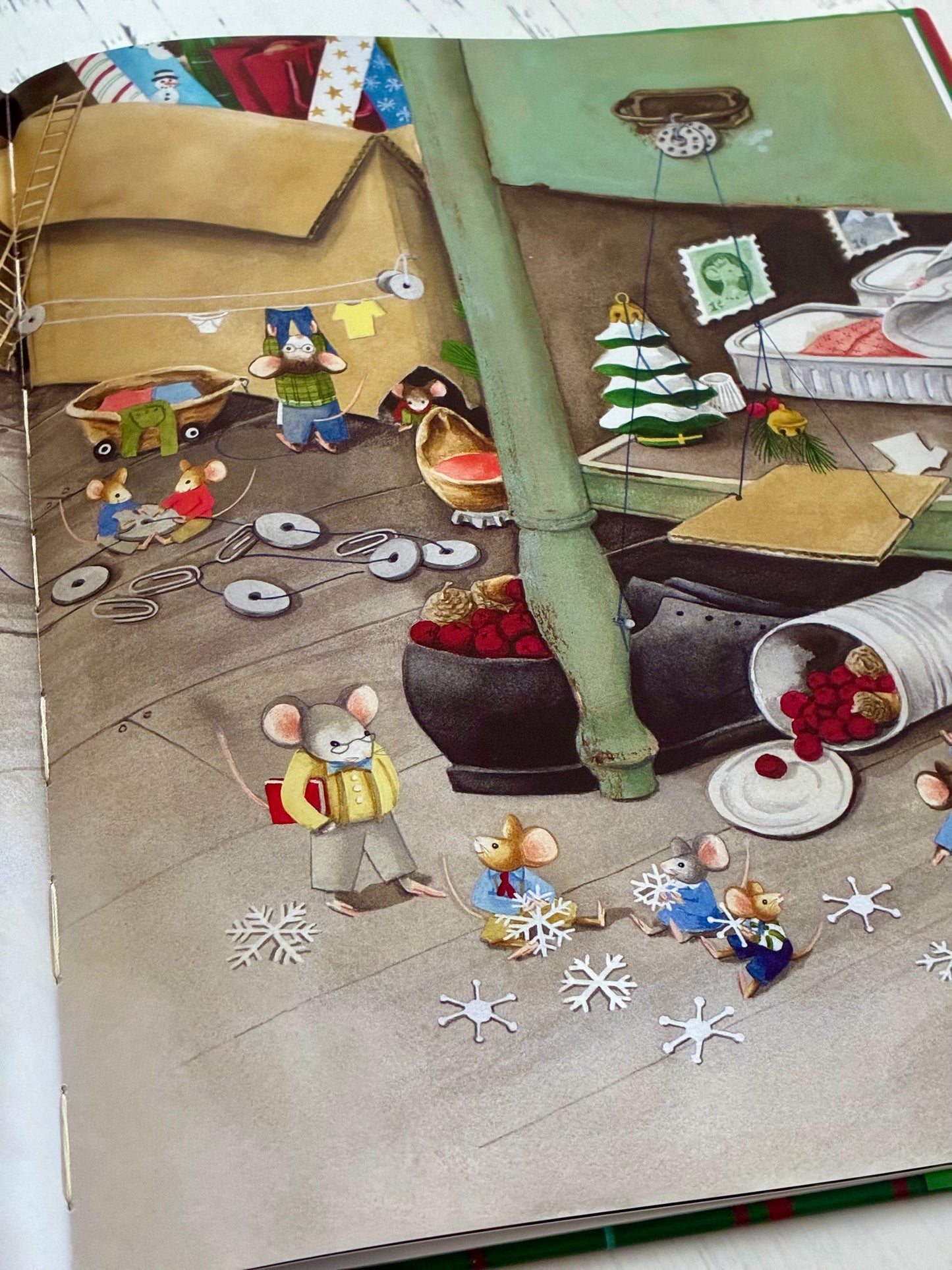 A Mouse Family Christmas by Deborah Underwood